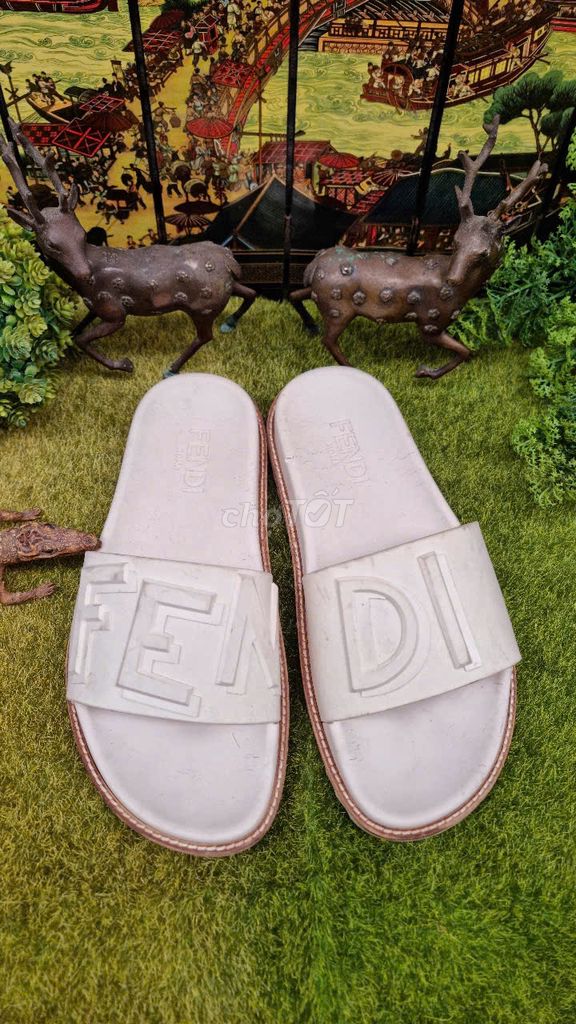 186.1 FENDI Slippers