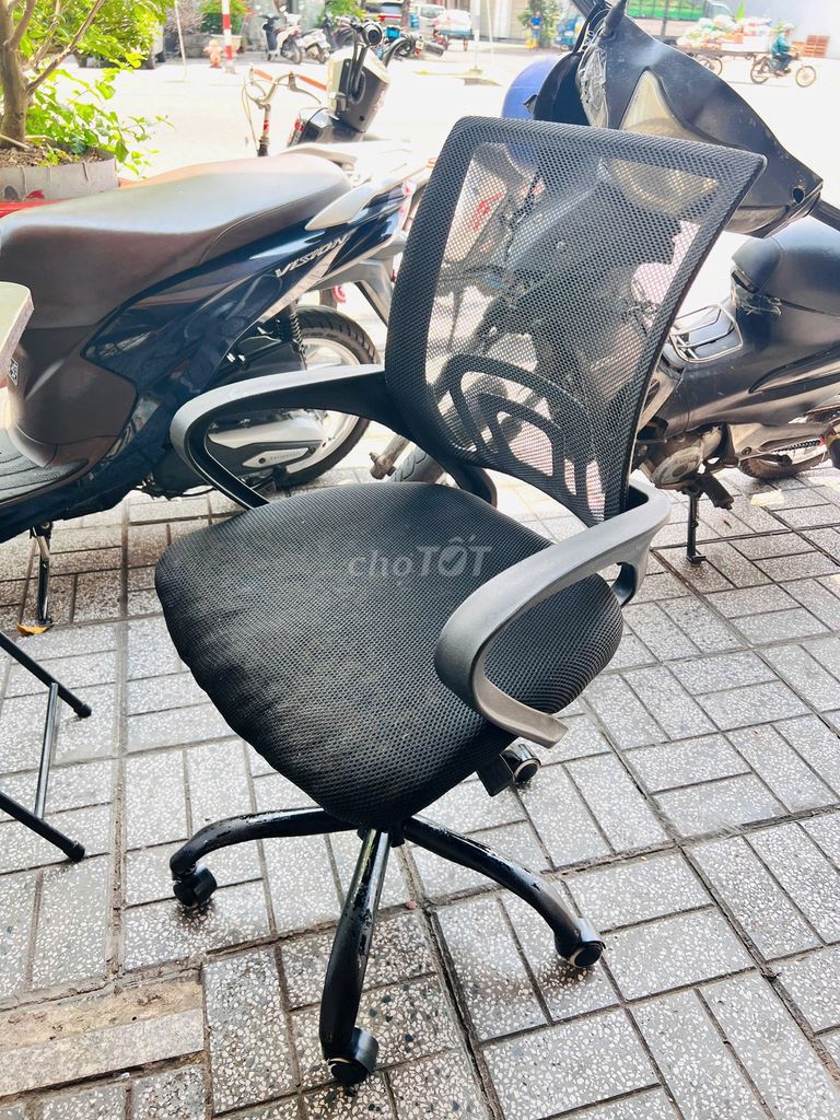 Ghế văn phòng Đen Lưới, vải, kim loại. Mua bán Bàn ghế tại Thành phố Long Xuyên An Giang được đăng bởi Phước hình 1
