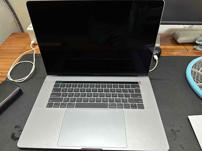 Macbook Pro 2018 Core i7, RAM 16GB, SSD 512GB. Mua bán Laptop tại Quận Ngũ Hành Sơn Đà Nẵng được đăng bởi Oanh Trần