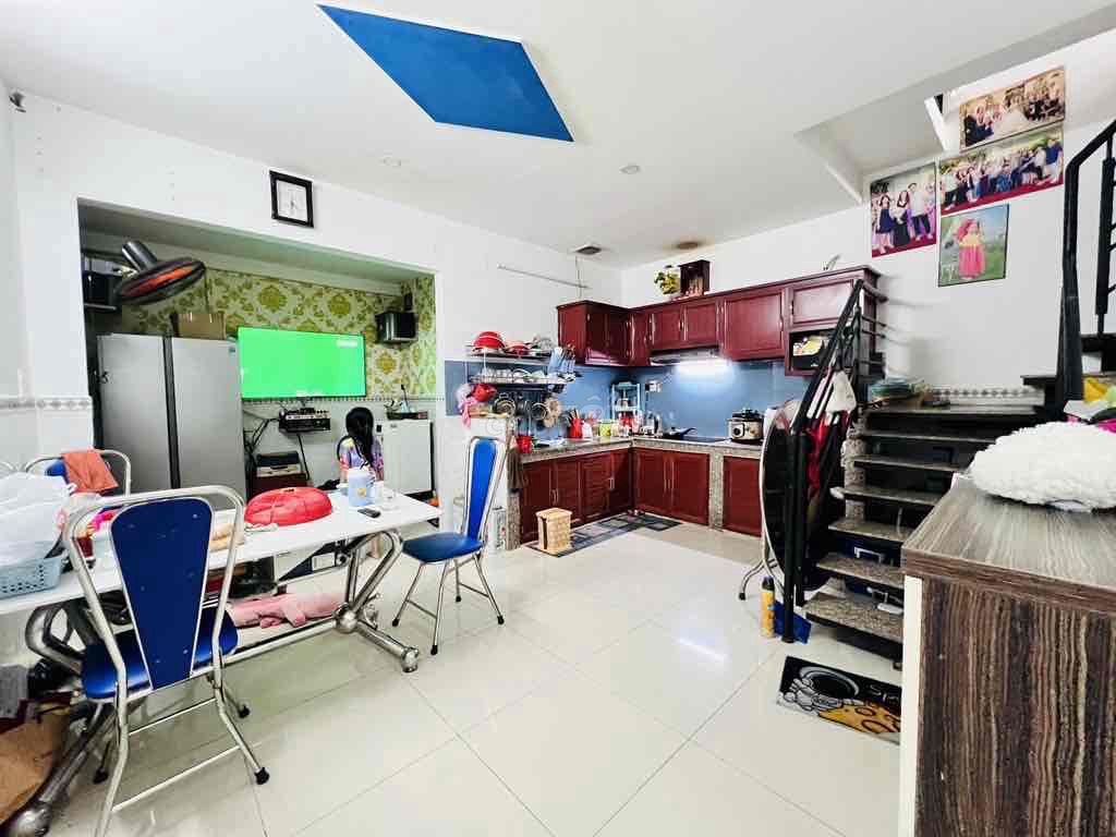 NHANH MỚI KỊP 🚘 BÁN NHÀ Ô TÔ 7 CHỔ ĐẬU CỬA ,2 TẦNG,TẶNG NỘI THẤT