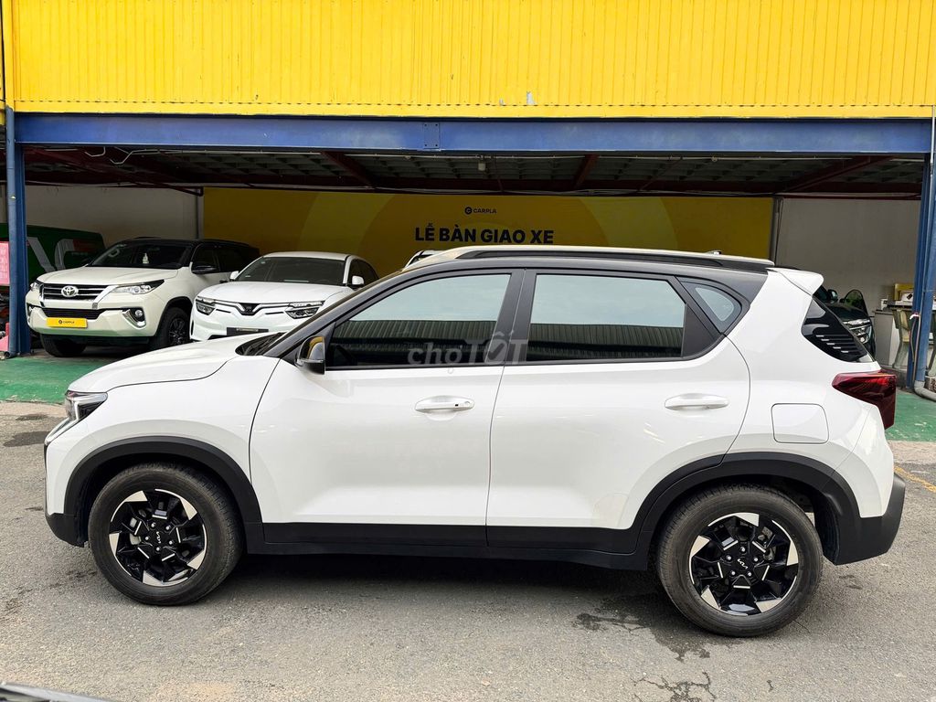 KIA Sonet 2024 1.5 Premium Белый 27 000 км
