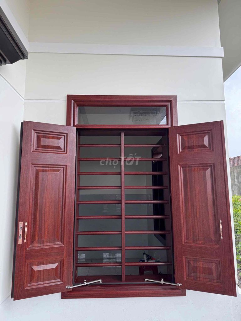 SaiGonDoor - Cửa sổ thép vân gỗ đẹp