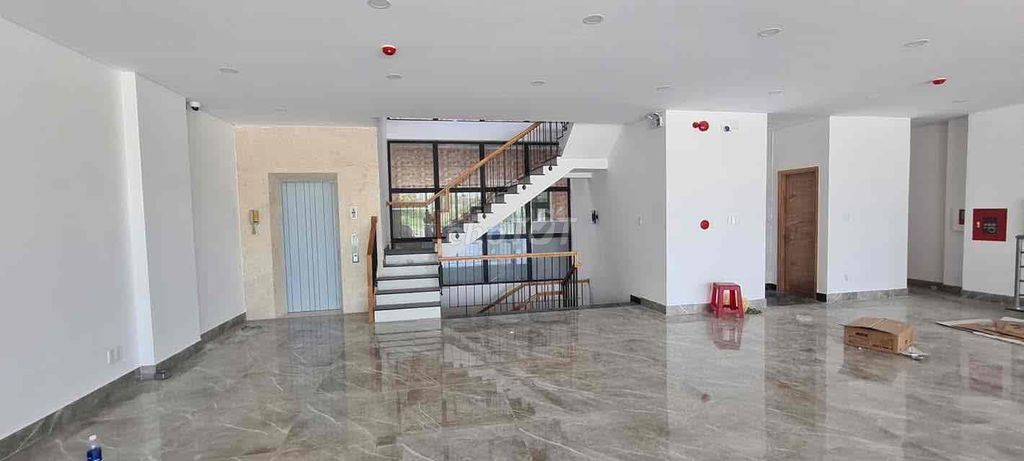 📫 CHO THUÊ TOÀ NHÀ VĂN PHÒNG 5 TẦNG 1 HẦM - HẢI CHÂU - GẦN NGAY CẦU RỒ. Cho thuê văn phòng, mặt bằng kinh doanh tại Quận Hải Châu Đà Nẵng được đăng bởi TRÍ PHẠM hình 2