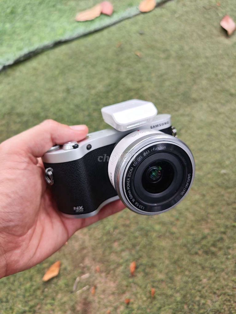 Máy ảnh Samsung NX300 Bạc, Đen đã sử dụng. Mua bán Máy ảnh, Máy quay tại Thành phố Thủ Đức Tp Hồ Chí Minh được đăng bởi Phú Quý hình 1