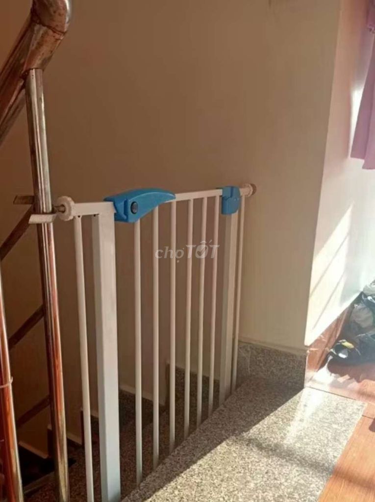 Thanh chắn cửa kim loại trắng. Mua bán Mẹ và bé tại Quận Đống Đa Hà Nội được đăng bởi Hằng Hàng Mỹ hình 1