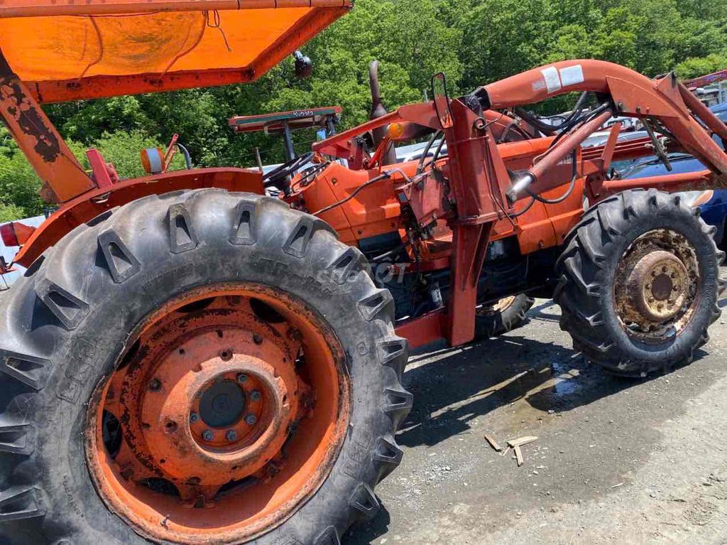 Máy kéo Kubota M8030 màu cam