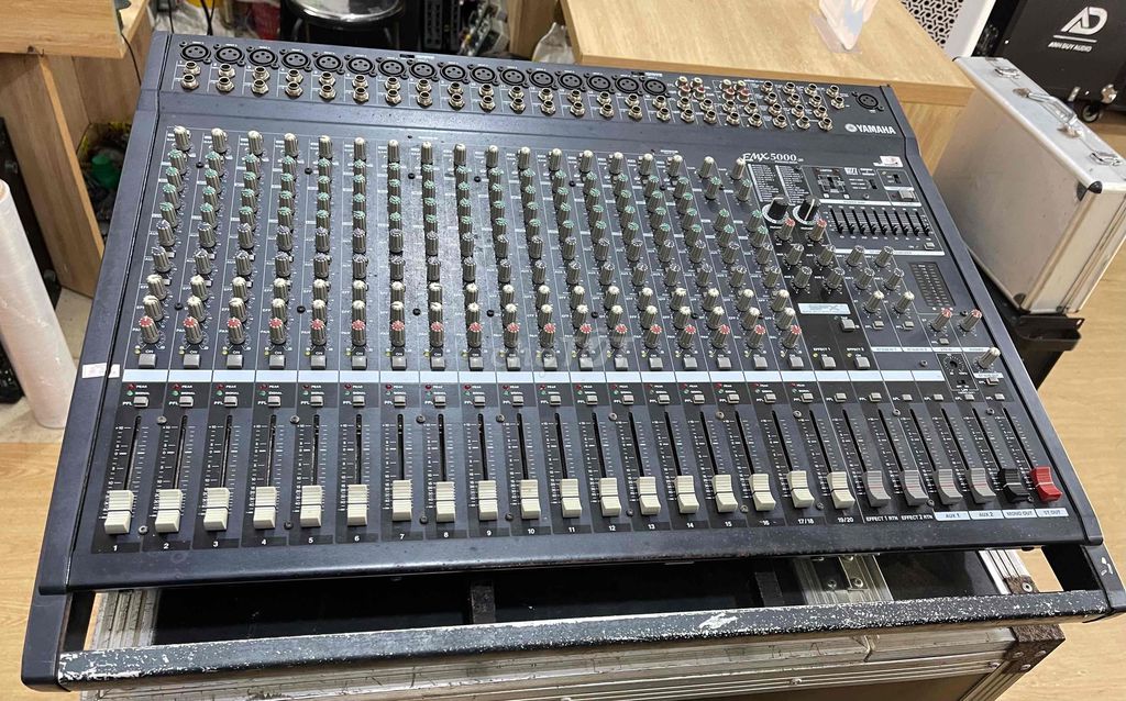 Bàn trộn âm thanh Yamaha EMX 5000-20. Mua bán Tivi, Âm thanh tại Quận Cẩm Lệ Đà Nẵng được đăng bởi Anh Duy hình 1