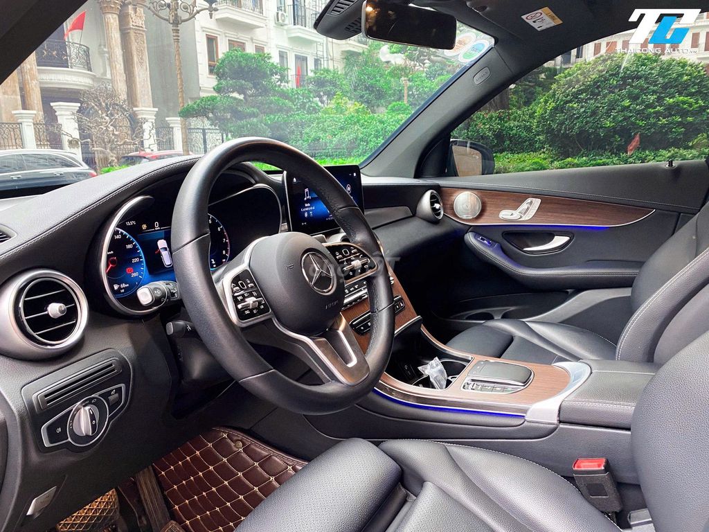 Mercedes GLC200 4Matic 2022 Белый в отличном состоянии