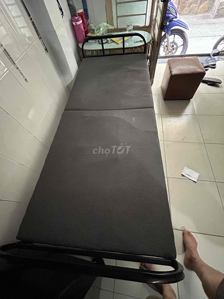 Giường gấp Kim loại Vải Đen 2m x 0.8m cũ. Mua bán Giường, chăn ga gối nệm tại Quận Tân Phú Tp Hồ Chí Minh được đăng bởi Gia Cát Tiên Sinh hình 1