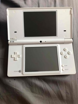 Nintendo DSi trắng fullbox kèm R4 16gb. Mua bán Thiết bị chơi game tại Quận Cầu Giấy Hà Nội được đăng bởi Nguyễn Hải Phong
