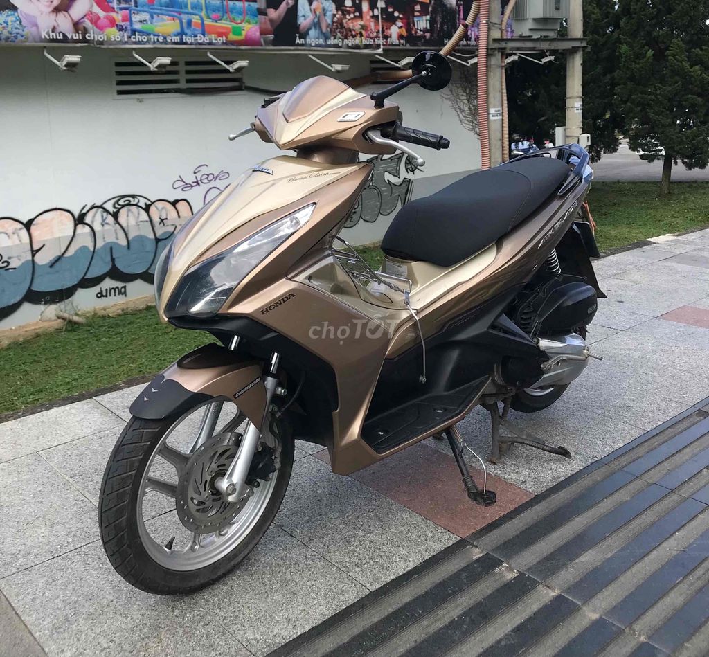 Honda Air Blade Vàng đồng. Mua bán Xe máy tại Thành phố Đà Lạt Lâm Đồng được đăng bởi Đạt hình 1