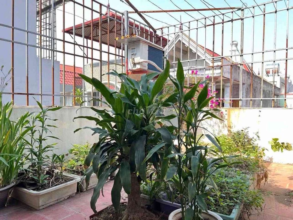 Продается дом Ngo Quyen, Хадонг, припаркованные машины