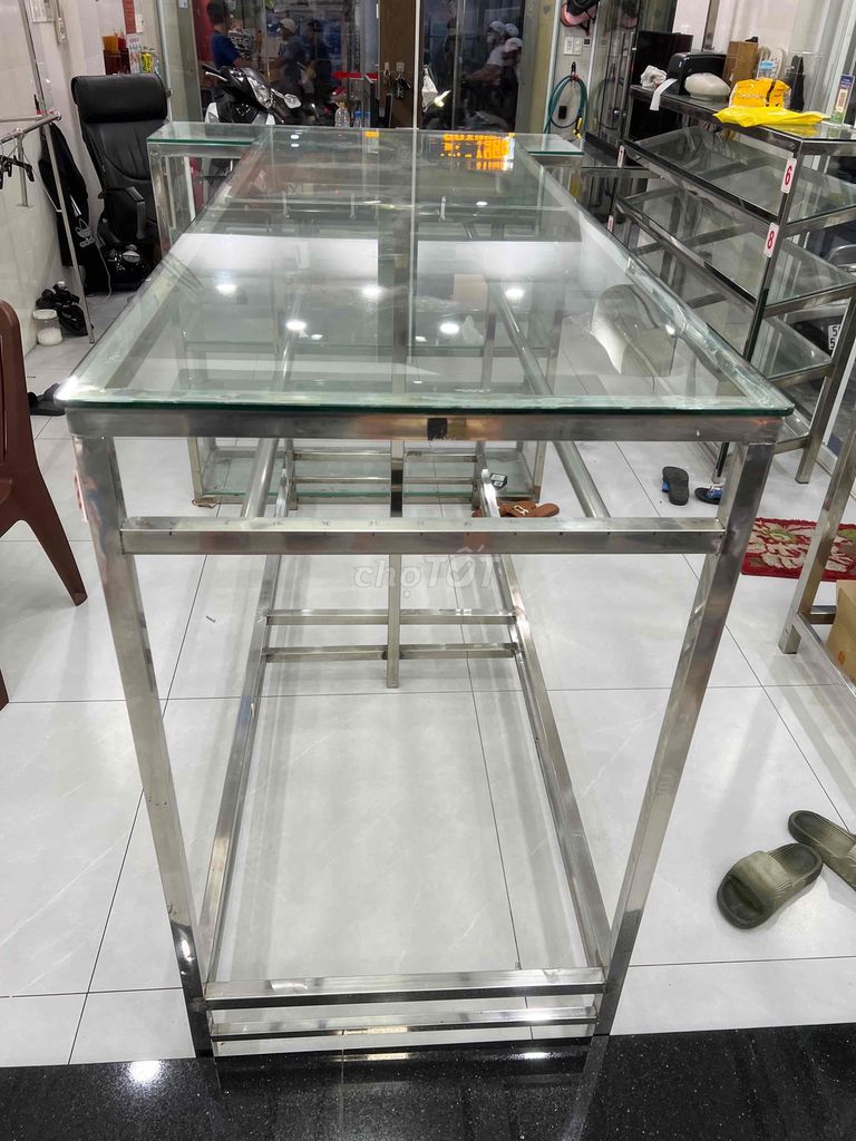 vài kệ shop quần áo trưng bày inox kính cường 10ly