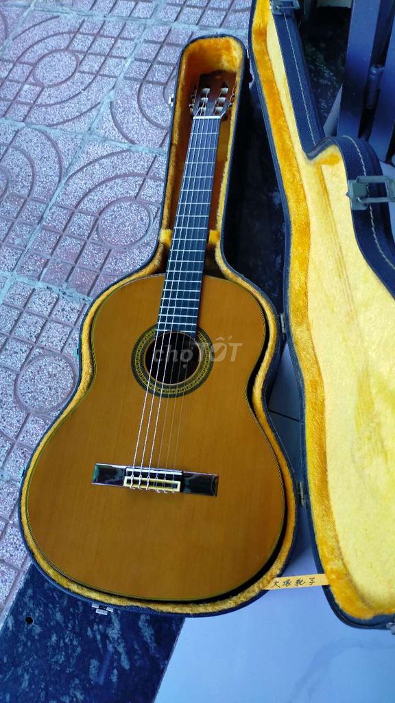 Guitar classic Yamaha C-200