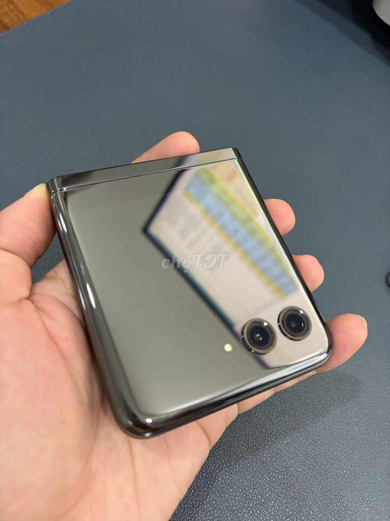 Motorola Razr 40 Ultra Đen. Mua bán Điện thoại tại Quận Phú Nhuận Tp Hồ Chí Minh được đăng bởi  Q DAI D hình 1