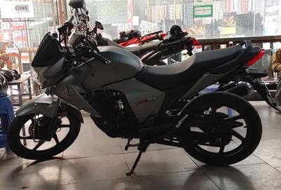 Sưu Tập RR150 WH-2 2011, Mới 90% Zin 100% DSQ. Mua bán Xe máy tại Quận Cầu Giấy Hà Nội được đăng bởi Duck