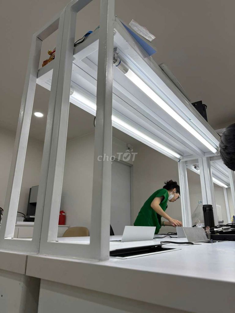 Bàn lab làm việc, thí nghiệm có ổ điện