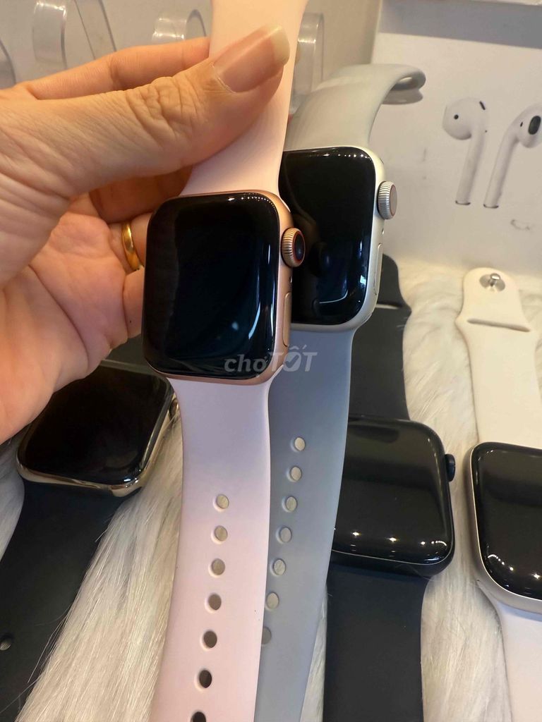 apple watch seri 4 40mm. Mua bán Thiết bị đeo thông minh tại Quận 5 Tp Hồ Chí Minh được đăng bởi Thúy Vy hình 1