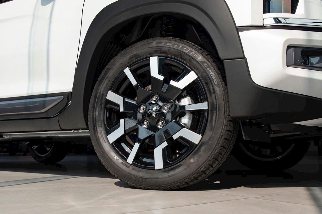 Xpander Cross NEW / Giảm 100% TB /Xe sẵn giao ngay. Mua bán Ô tô tại Quận 1 Tp Hồ Chí Minh được đăng bởi Nam Mitsubishi Quận 1 hình 7