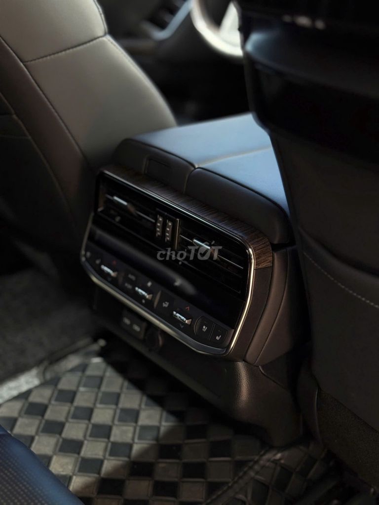 Toyota Land Cruiser 300 VXR V6 2023, Chất Như Mới. Mua bán Ô tô tại Quận Long Biên Hà Nội được đăng bởi Long Biên Cars hình 15