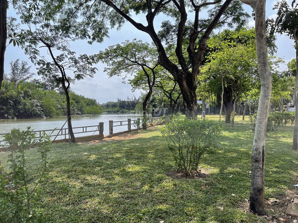 Biệt thự 3 lầu công viên ven sông khu b.thự cao cấp P.Tân Phong,Quận 7