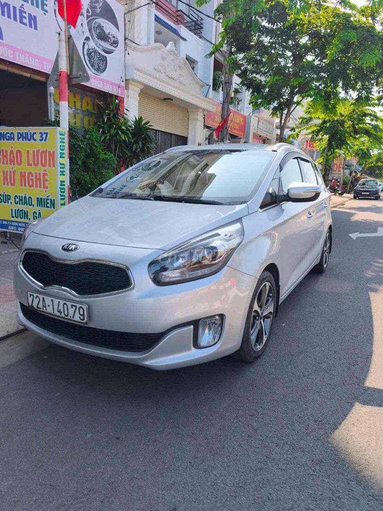 Kia Rondo 2015 7-местный автомат серебристый