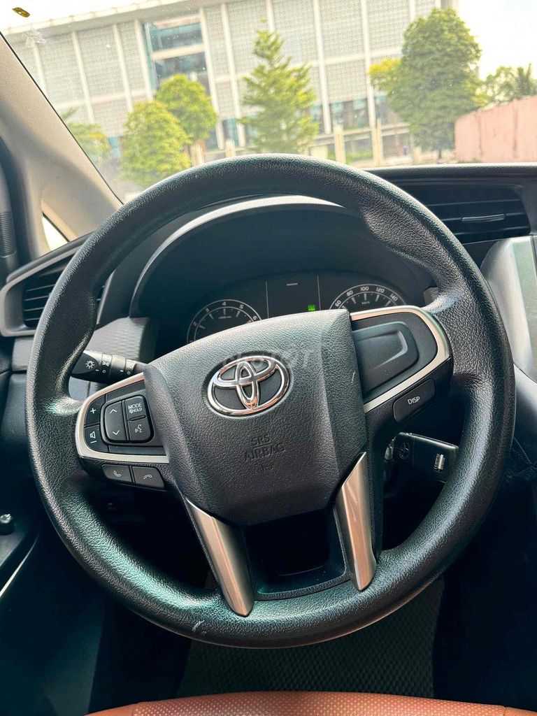 Toyota Innova 2.0E Số sàn 2019 Ghi bạc biển 30/F
