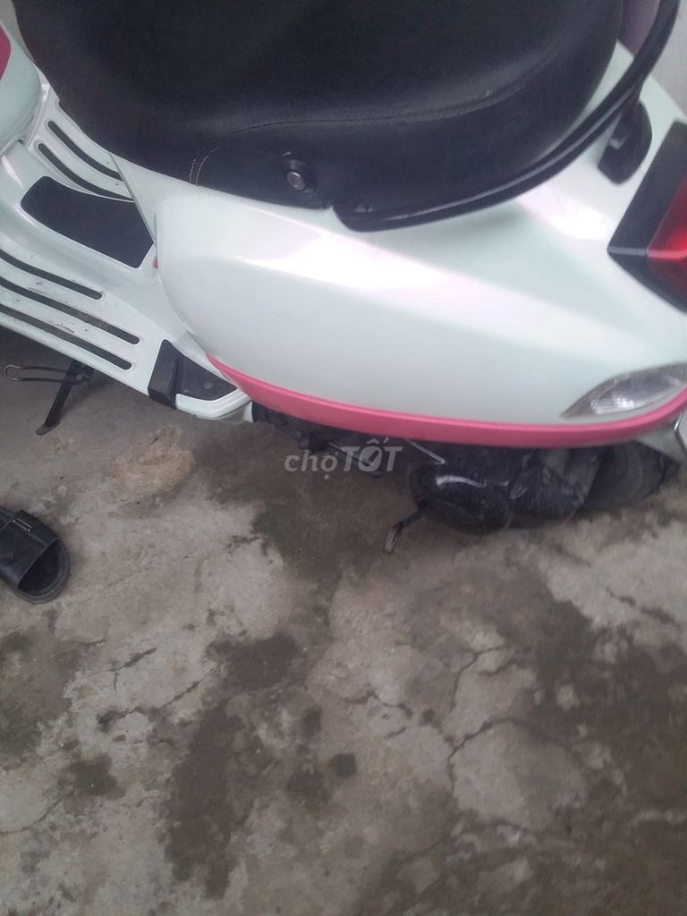 Xe máy Piaggio Vespa màu trắng hồng số tự động. Mua bán Xe máy tại Thành phố Thuận An Bình Dương được đăng bởi Tên chưa cung cấp hình 4