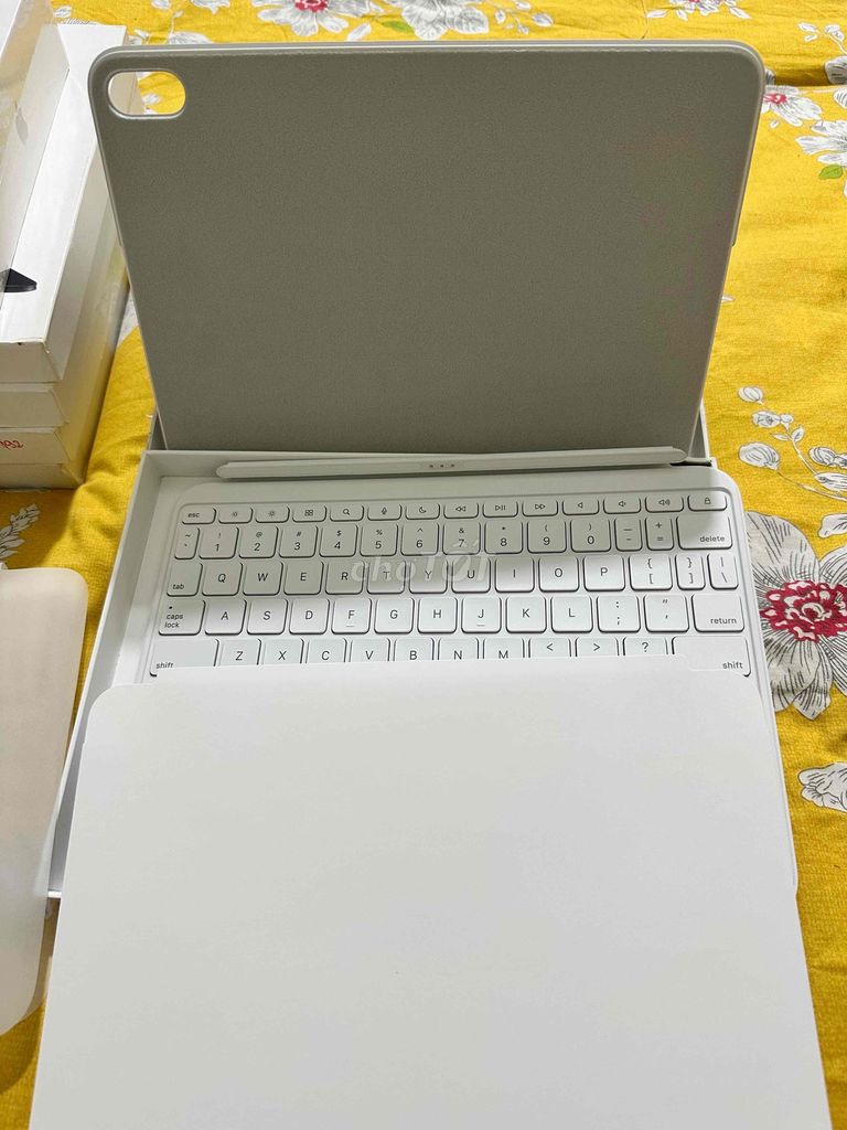 Magic keyboard Folio trắng chưa sử dụng gen 10