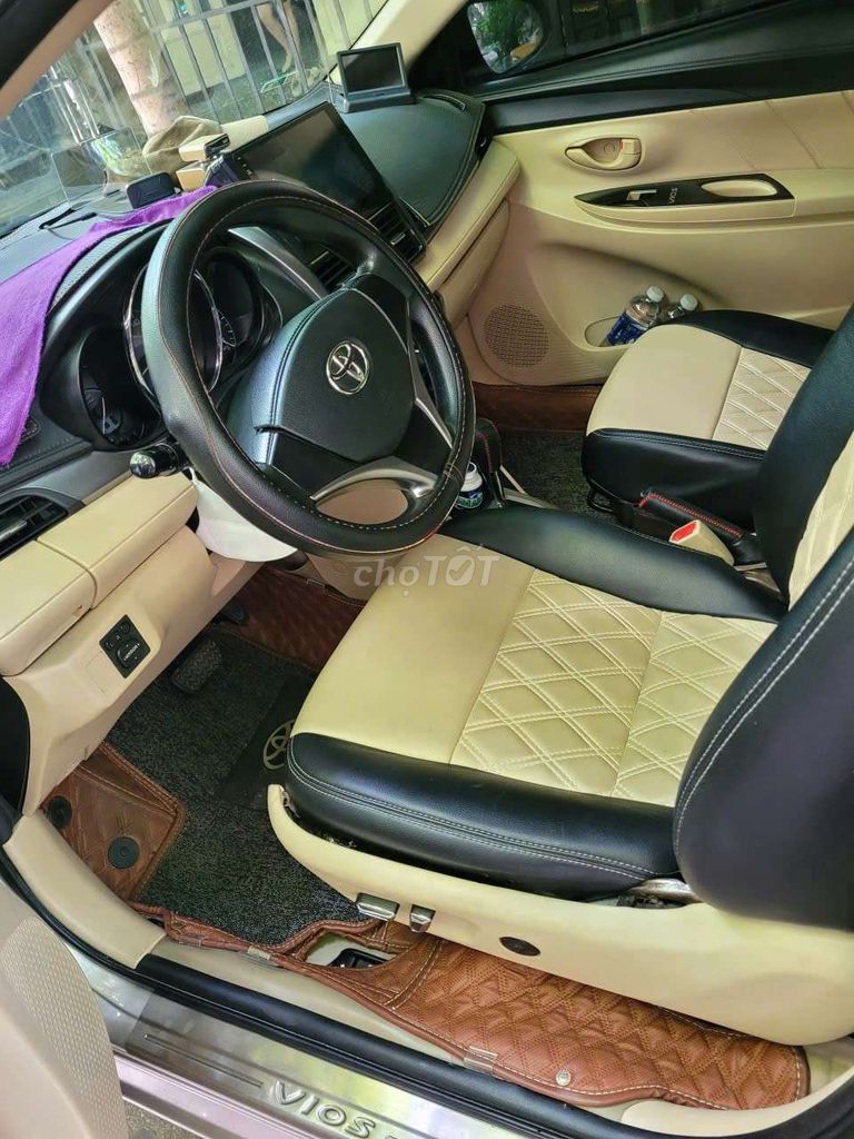 Toyota Vios песочный металлик, 5 мест