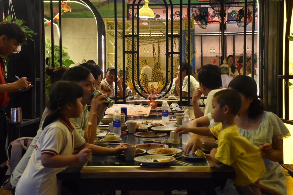 Sang nhượng nhà hàng mặt tiền Đường Hoàng Quốc Việt