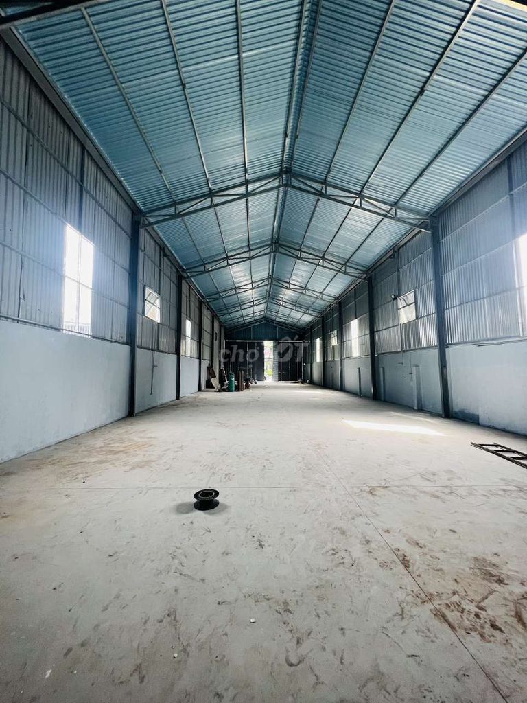 Cho thuê kho mặt tiền Nguyễn Chánh, 400m2