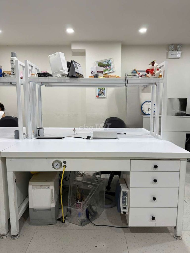 Bàn lab làm việc, thí nghiệm có ổ điện