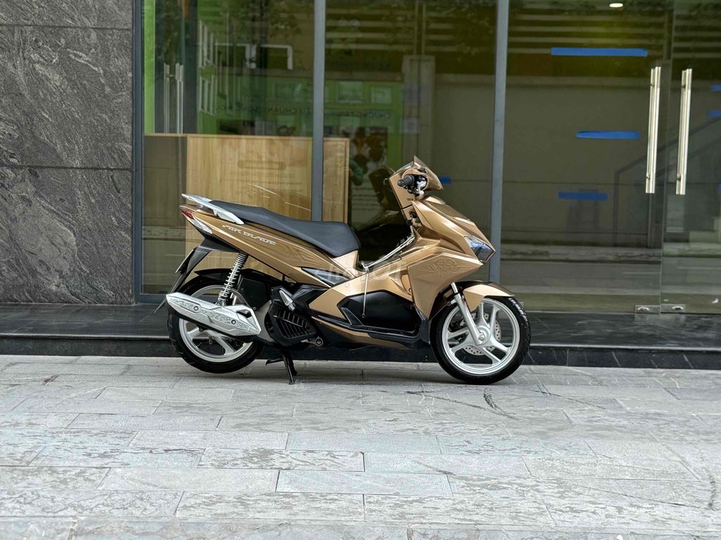 Honda Airblade 125 2017 Vàng đồng 3D 29D1. Mua bán Xe máy tại Quận Ba Đình Hà Nội được đăng bởi Xe Máy Nam Thi hình 4