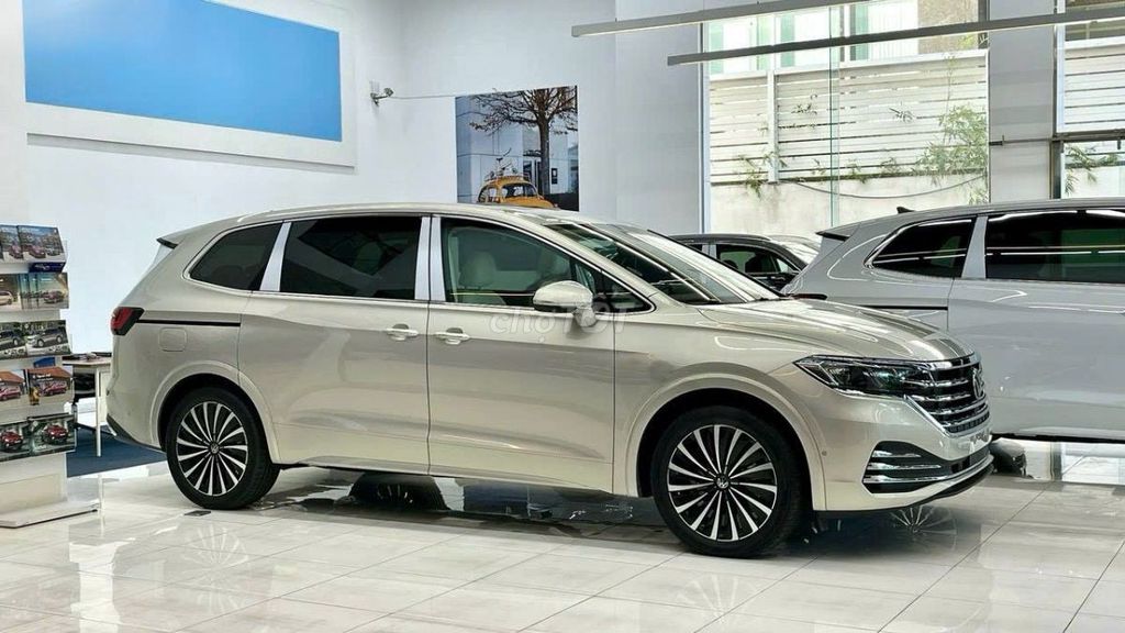 Роскошный минивэн Volkswagen Viloran 2025 серебристый