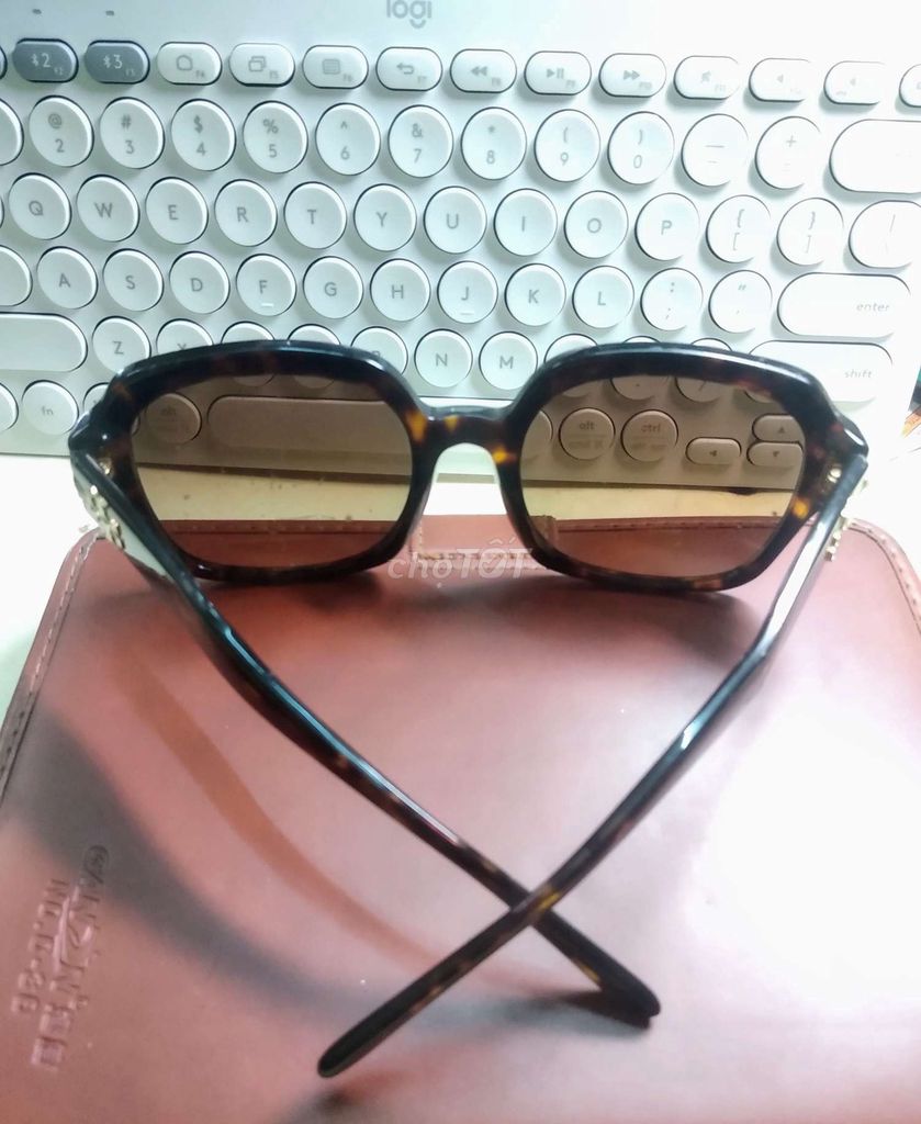 Kính mát nữ Tory Burch chính hãng gam màu Đồi mồi. Mua bán Phụ kiện thời trang khác tại Quận Ninh Kiều Cần Thơ được đăng bởi Shop Tứ Quí hình 1