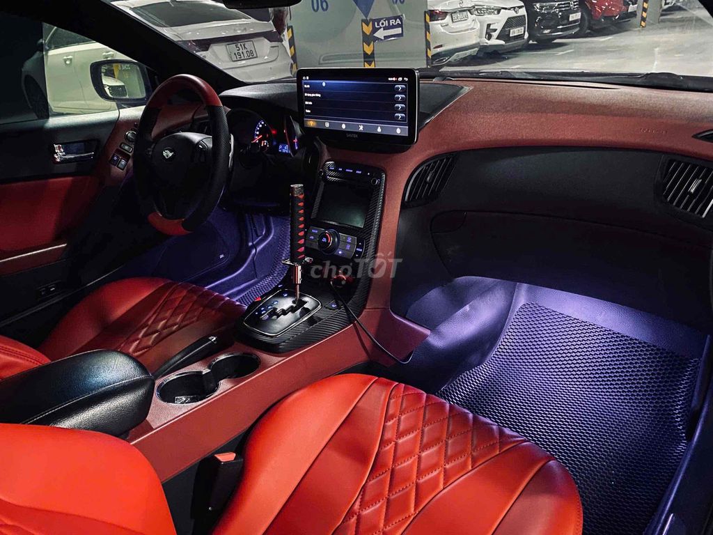Hyundai Genesis Coupe красный спортивный автомобиль
