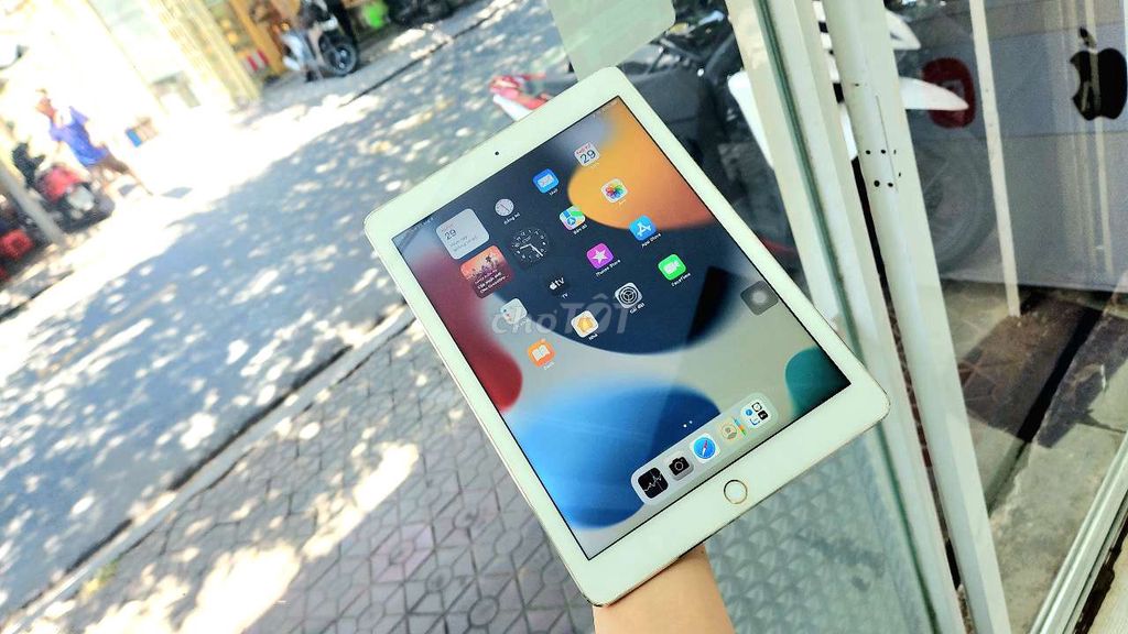 Apple iPad Air 2/ 64GB Vàng. Mua bán Máy tính bảng tại Quận Ninh Kiều Cần Thơ được đăng bởi  HUYNH GHI hình 1