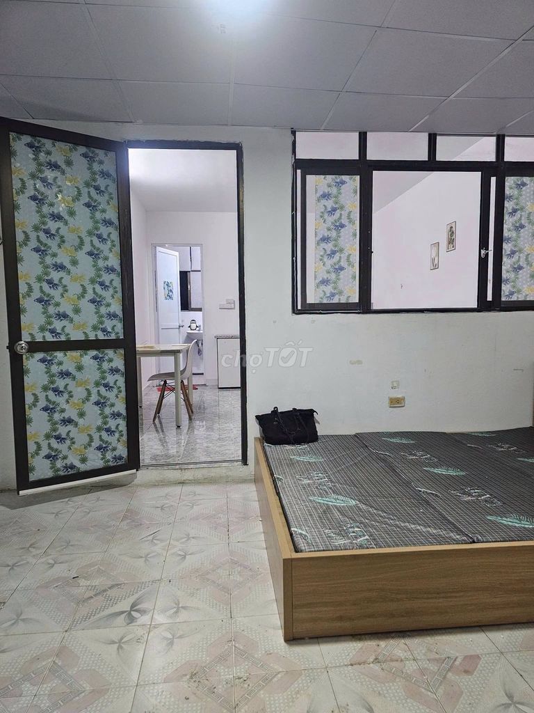Полностью меблированный номер в хостеле 2N, балкон на улице Ханг Чао, Донг Да