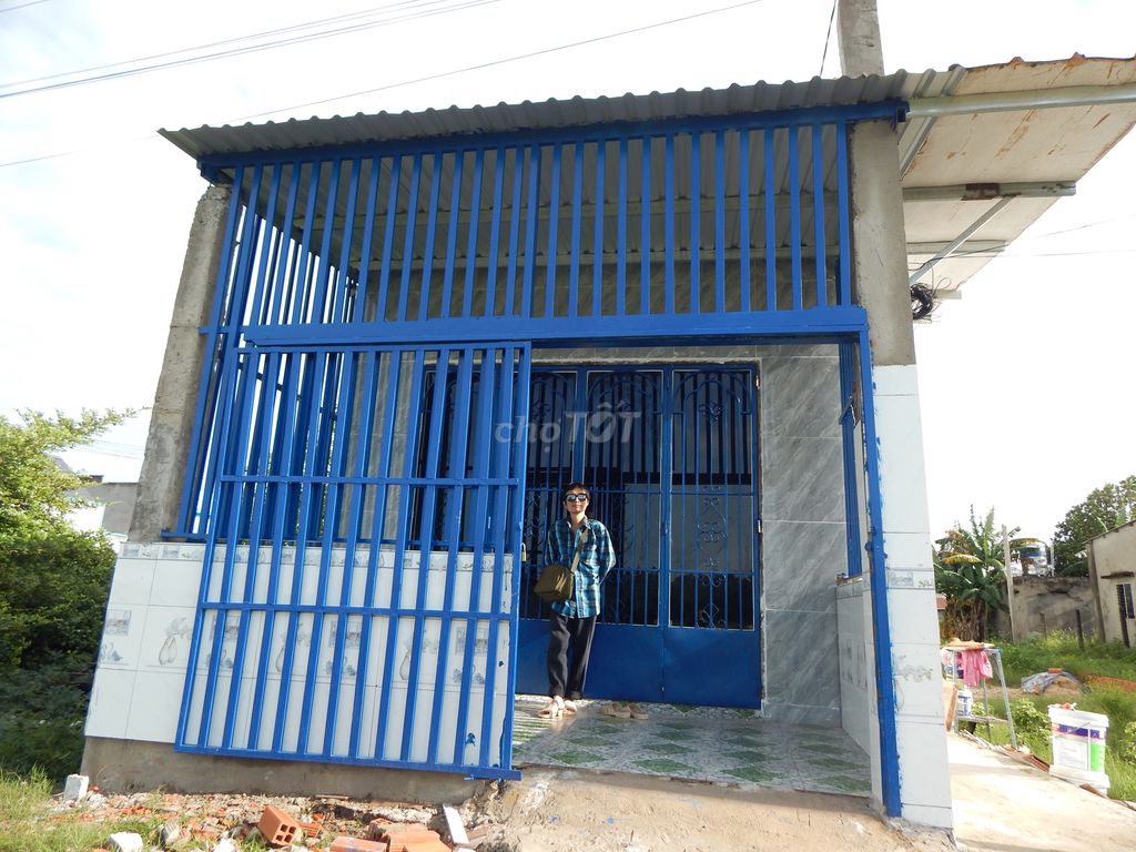 Nhà đẹp mới xây xong  4 x 10m có gác