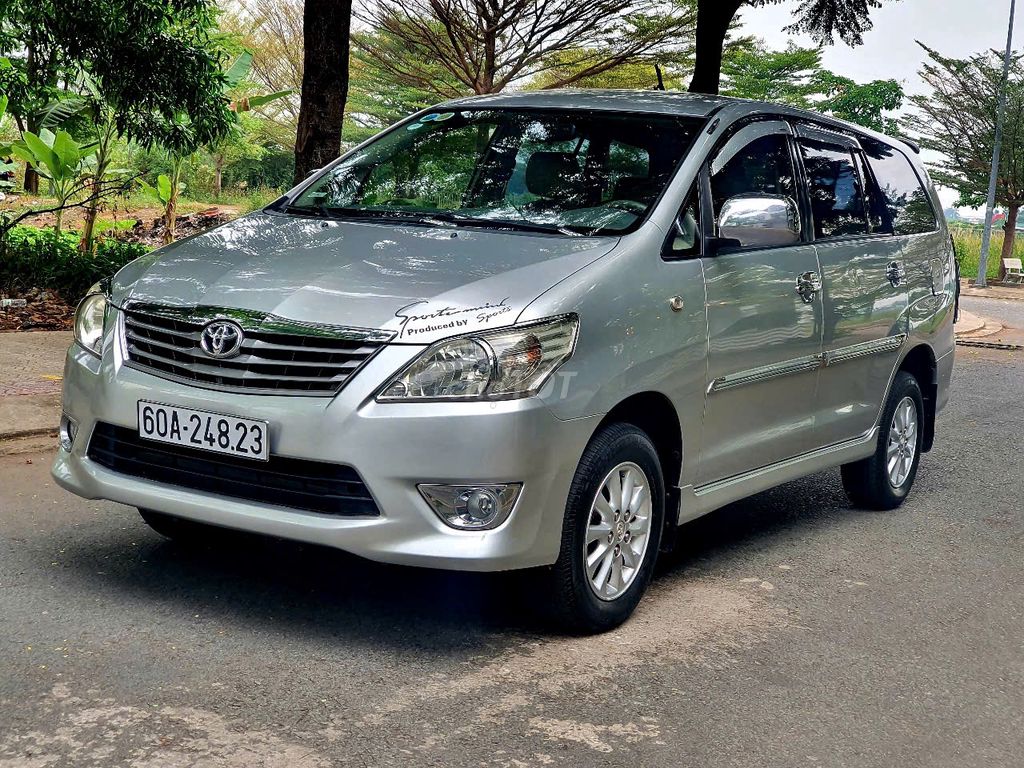 Toyota Innova 2013 V - Màu ghi bạc