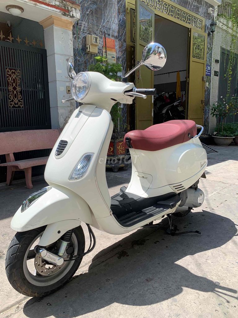 Белый Piaggio Vespa LX 125 3vie Fi 2013, номера Хошимина