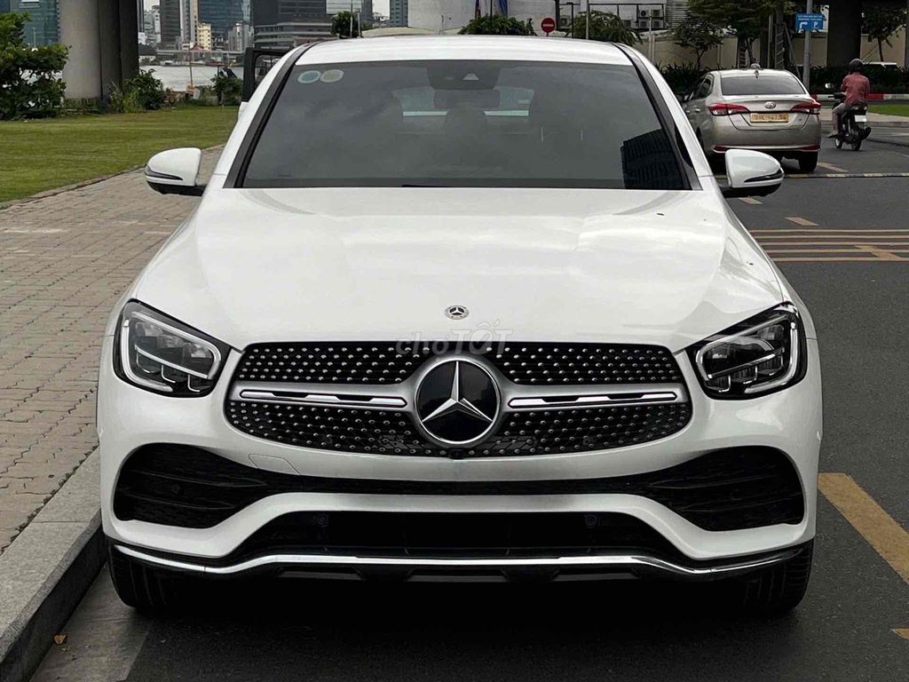 Mercedes Benz GLC300 sx 2021 Coupe trắng siêu lướt