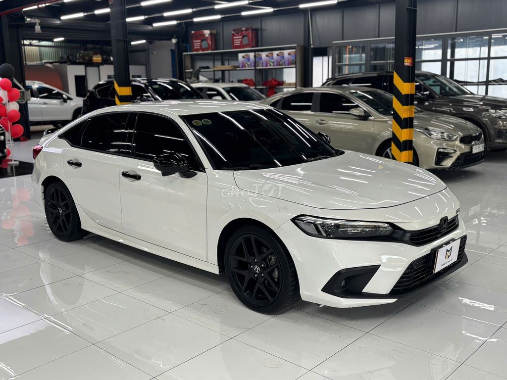 Honda Civic RS 2023 Trắng 54000 km. Mua bán Ô tô tại Huyện Hóc Môn Tp Hồ Chí Minh được đăng bởi Đạt hình 6