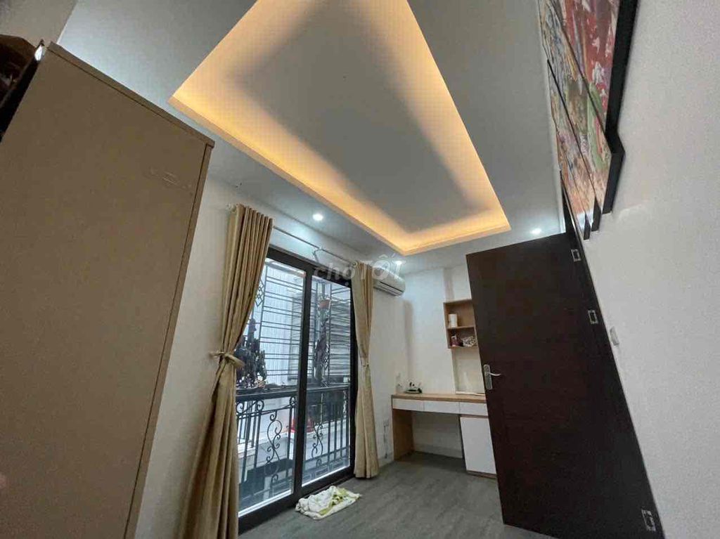 cho thuê cả nhà 4 tầng 4 ngủ. khách bếp . điện nước giá nhà nước