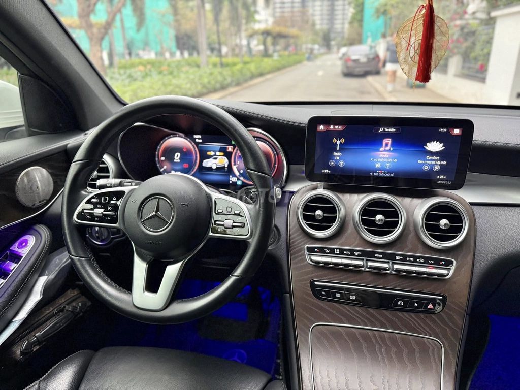 MERCEDES BENZ GLC200 4MATIC 2020 Xe Đẹp Bao Check.. Mua bán Ô tô tại Quận Tây Hồ Hà Nội được đăng bởi Nguyễn Hoàng Sơn hình 11