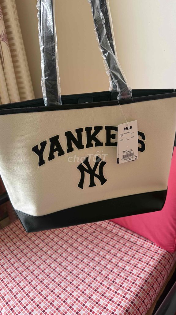 MLB Túi Tote Varsity New York Yankees Đen Kem Mới. Mua bán Túi xách tại Quận 5 Tp Hồ Chí Minh được đăng bởi Wendy  hình 1