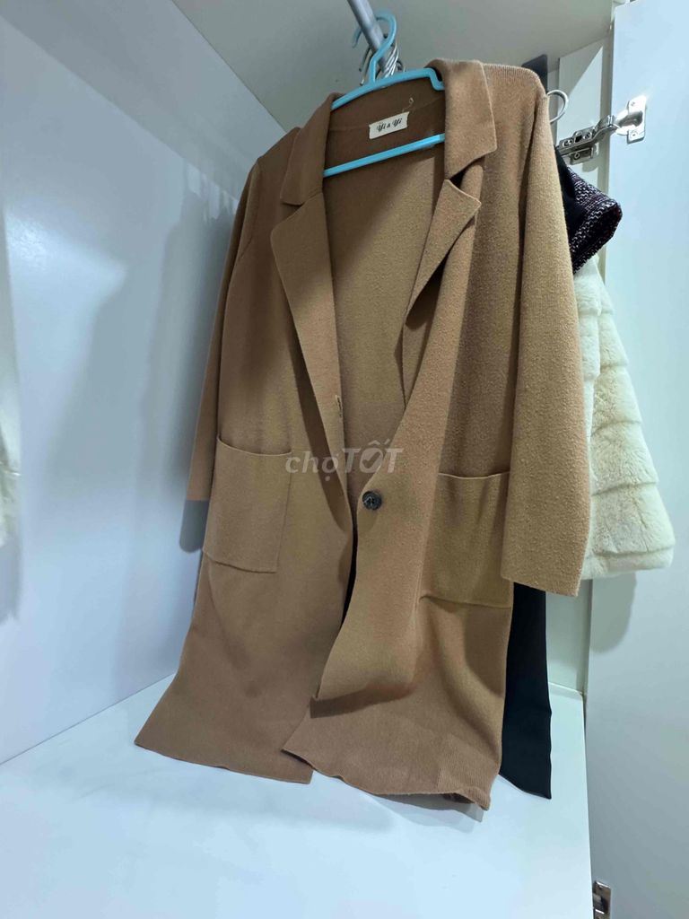 Áo khoác len Nữ Thanh lịch màu Nâu. Mua bán Quần áo tại Thành phố Uông Bí Quảng Ninh được đăng bởi Huệ hình 1