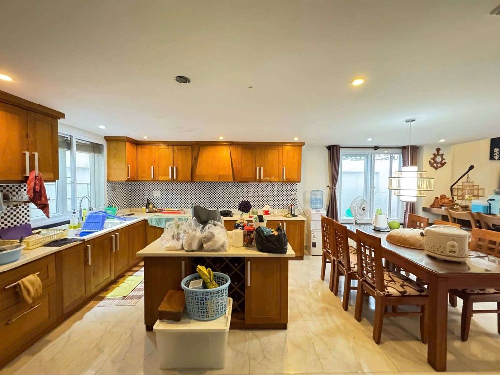 Cho thuê biệt thự sân vườn gần biển full nội thất