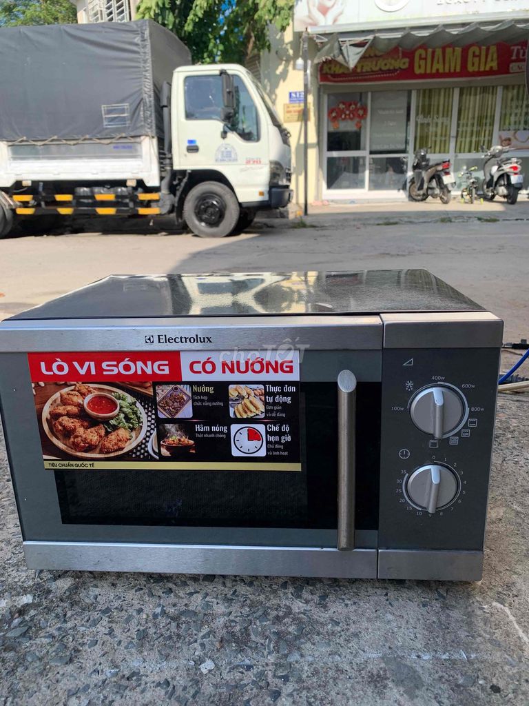 Lò vi sóng Electrolux Xám có nướng. Mua bán Bếp, lò, đồ điện nhà bếp tại Quận Gò Vấp Tp Hồ Chí Minh được đăng bởi Phạm Nguyệt hình 1